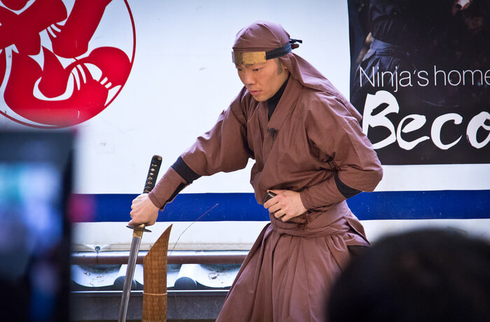 displays the costumes and weapons of ninjas