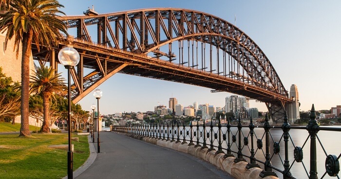 Lot - FRAMED PRINT OF SYDNEY HARBOUR BRIDGE SKETCH BY C SMITH