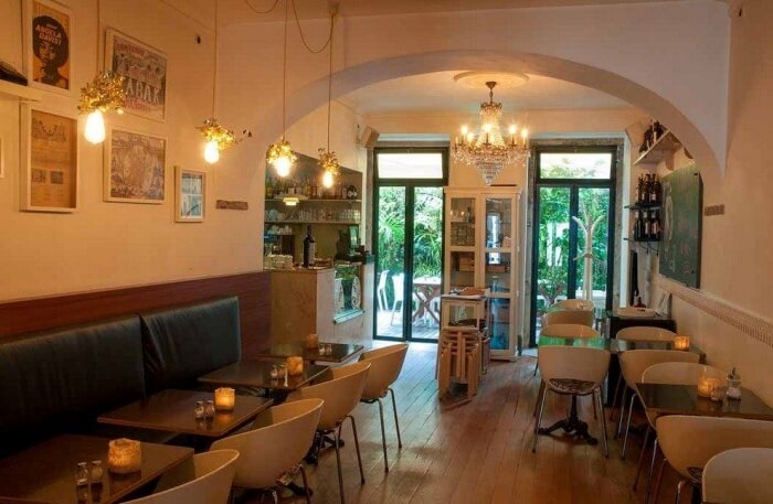 romantic cafe