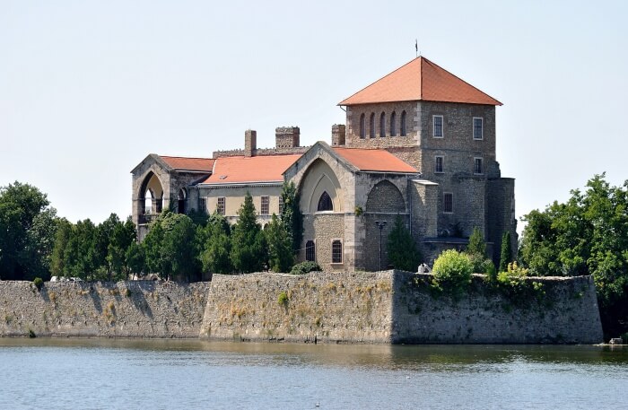Tatai Var Castle
