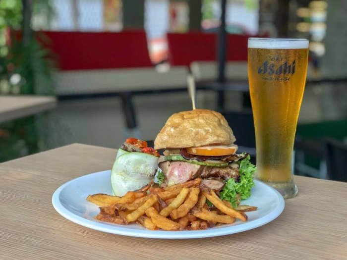 delicious burger and beer in birdie restro